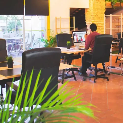 Terraza privada con un coworker trabajando